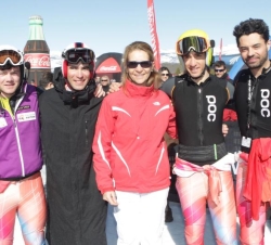 Su Alteza Real la Infanta Doña Elena junto a los integrantes del equipo nacional participantes en la prueba de descenso